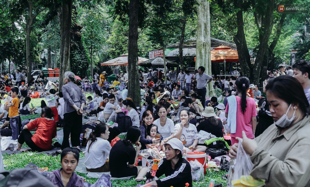 Hàng ngàn người đổ về khu vui chơi ở Sài Gòn trốn nắng nóng gần 40 độ trong ngày nghỉ lễ - Ảnh 6. Hàng ngàn người đổ về khu vui chơi ở Sài Gòn trốn nắng nóng gần 40 độ trong ngày nghỉ lễ - Ảnh 6.