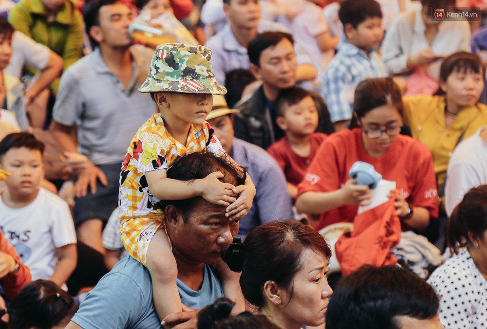 Hàng ngàn người đổ về khu vui chơi ở Sài Gòn trốn nắng nóng gần 40 độ trong ngày nghỉ lễ - Ảnh 3. Hàng ngàn người đổ về khu vui chơi ở Sài Gòn trốn nắng nóng gần 40 độ trong ngày nghỉ lễ - Ảnh 3.