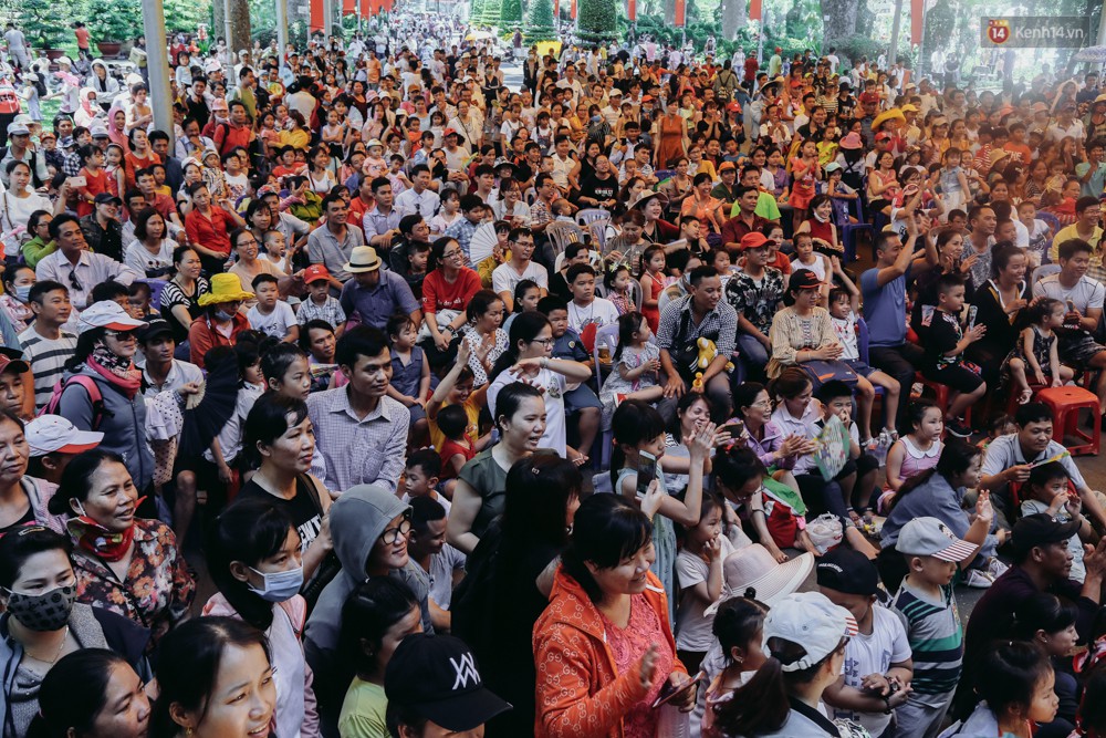 Hàng ngàn người đổ về khu vui chơi ở Sài Gòn trốn nắng nóng gần 40 độ trong ngày nghỉ lễ - Ảnh 2. Hàng ngàn người đổ về khu vui chơi ở Sài Gòn trốn nắng nóng gần 40 độ trong ngày nghỉ lễ - Ảnh 2.