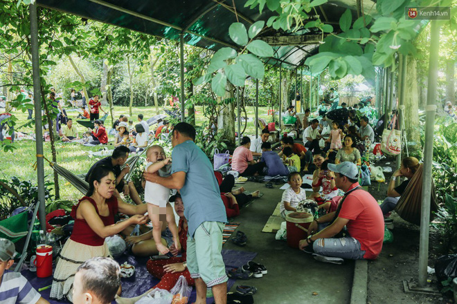 Hàng ngàn người đổ về khu vui chơi ở Sài Gòn trốn nắng nóng gần 40 độ trong ngày nghỉ lễ - Ảnh 14.