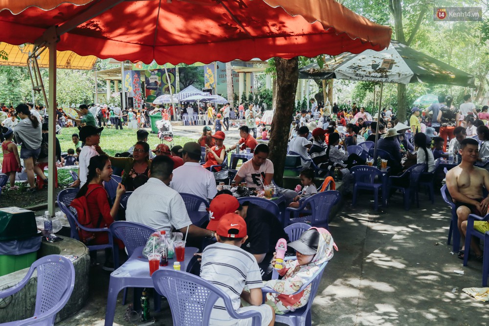 Hàng ngàn người đổ về khu vui chơi ở Sài Gòn trốn nắng nóng gần 40 độ trong ngày nghỉ lễ - Ảnh 13. Hàng ngàn người đổ về khu vui chơi ở Sài Gòn trốn nắng nóng gần 40 độ trong ngày nghỉ lễ - Ảnh 13.