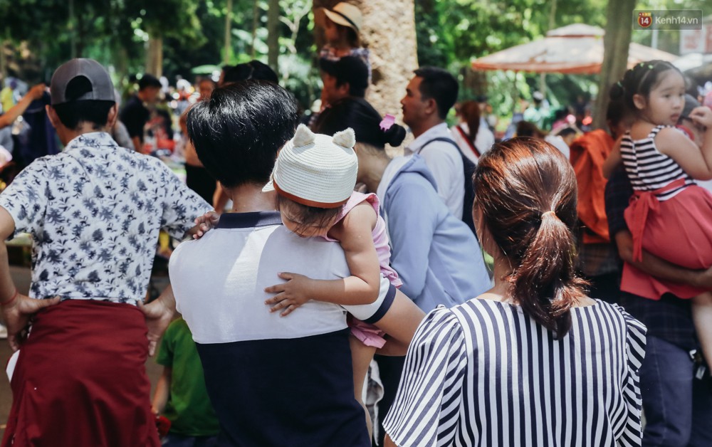Hàng ngàn người đổ về khu vui chơi ở Sài Gòn trốn nắng nóng gần 40 độ trong ngày nghỉ lễ - Ảnh 12. Hàng ngàn người đổ về khu vui chơi ở Sài Gòn trốn nắng nóng gần 40 độ trong ngày nghỉ lễ - Ảnh 12.