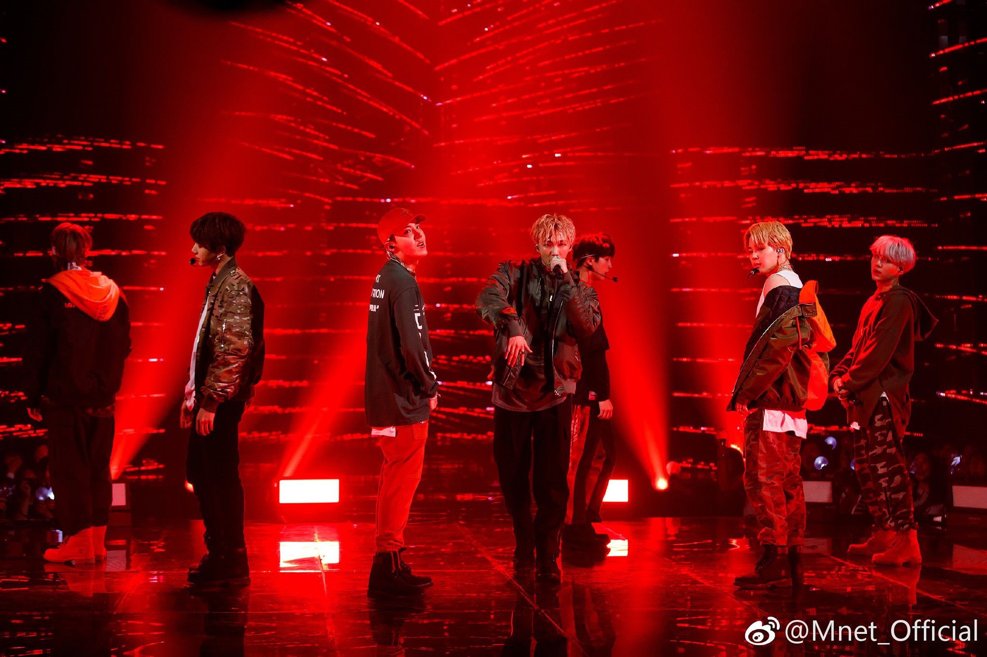Từ IDOL cho đến Boy With Luv: Vì sao vũ trụ âm nhạc của BTS vẫn kiên trì đi ngược với thị hiếu khán giả Âu Mỹ? - Ảnh 2. Từ IDOL cho đến Boy With Luv: Vì sao vũ trụ âm nhạc của BTS vẫn kiên trì đi ngược với thị hiếu khán giả Âu Mỹ? - Ảnh 2.