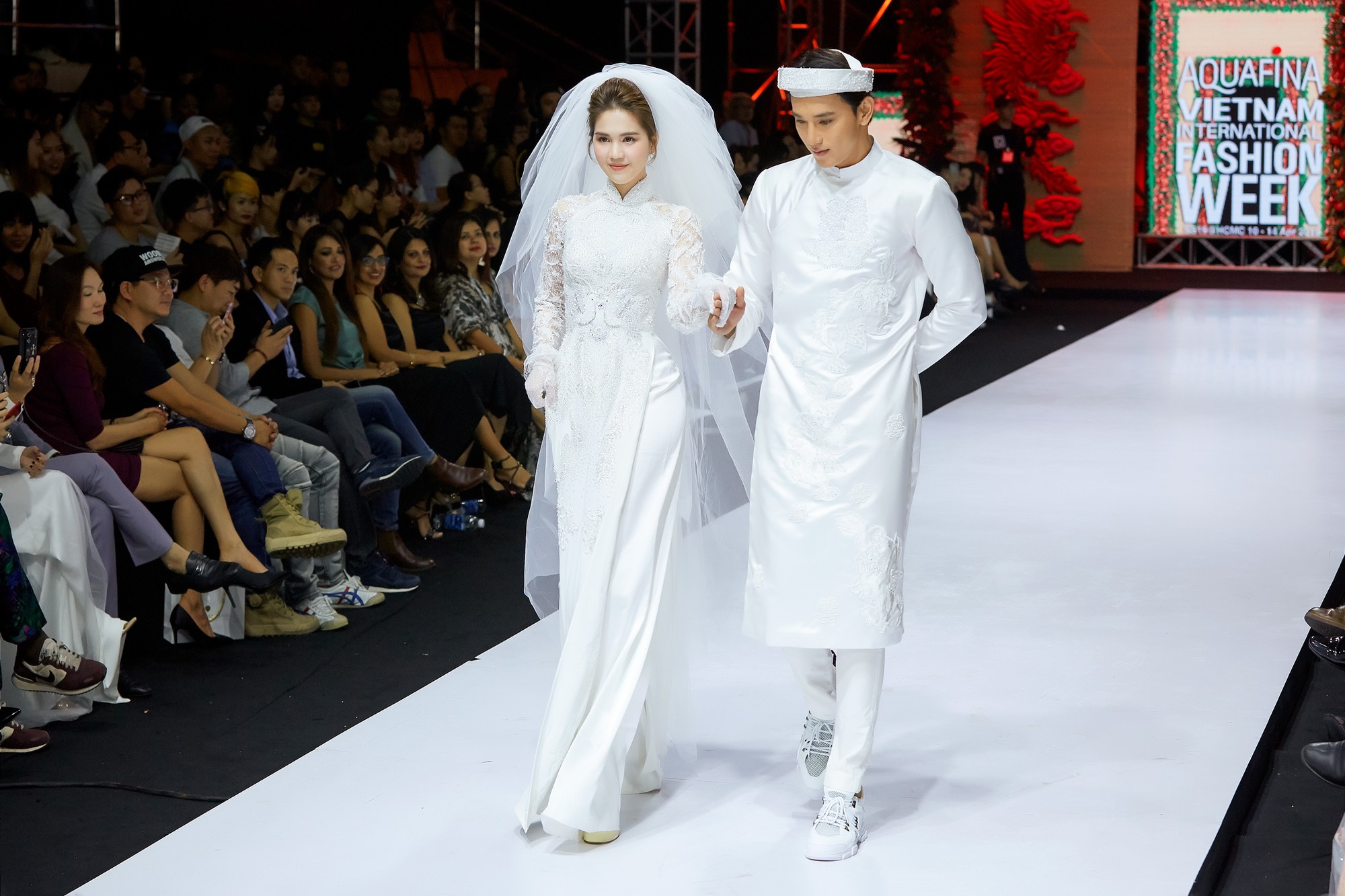 Ngọc Trinh duyên dáng ngồi xe kéo, làm vedette trong đêm diễn thứ 3 của Tuần lễ thời trang - Ảnh 3. Ngọc Trinh duyên dáng ngồi xe kéo, làm vedette trong đêm diễn thứ 3 của Tuần lễ thời trang - Ảnh 3.