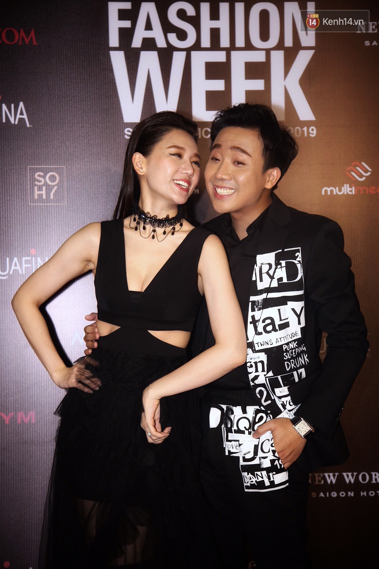 Tuần lễ thời trang ngày cuối: Hari Won “khoe” ngực đầy bên Trấn Thành, nhưng không hot bằng “combo tránh mưa” của Đức Phúc - Ảnh 2. Tuần lễ thời trang ngày cuối: Hari Won “khoe” ngực đầy bên Trấn Thành, nhưng không hot bằng “combo tránh mưa” của Đức Phúc - Ảnh 2.