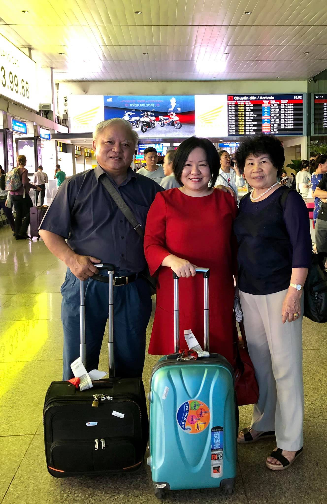 Minh Hằng không lẻ loi, bởi đến chủ xị Tuần lễ thời trang cũng suýt ngã vì sàn trơn đây này! - Ảnh 5. Minh Hằng không lẻ loi, bởi đến chủ xị Tuần lễ thời trang cũng suýt ngã vì sàn trơn đây này! - Ảnh 5.