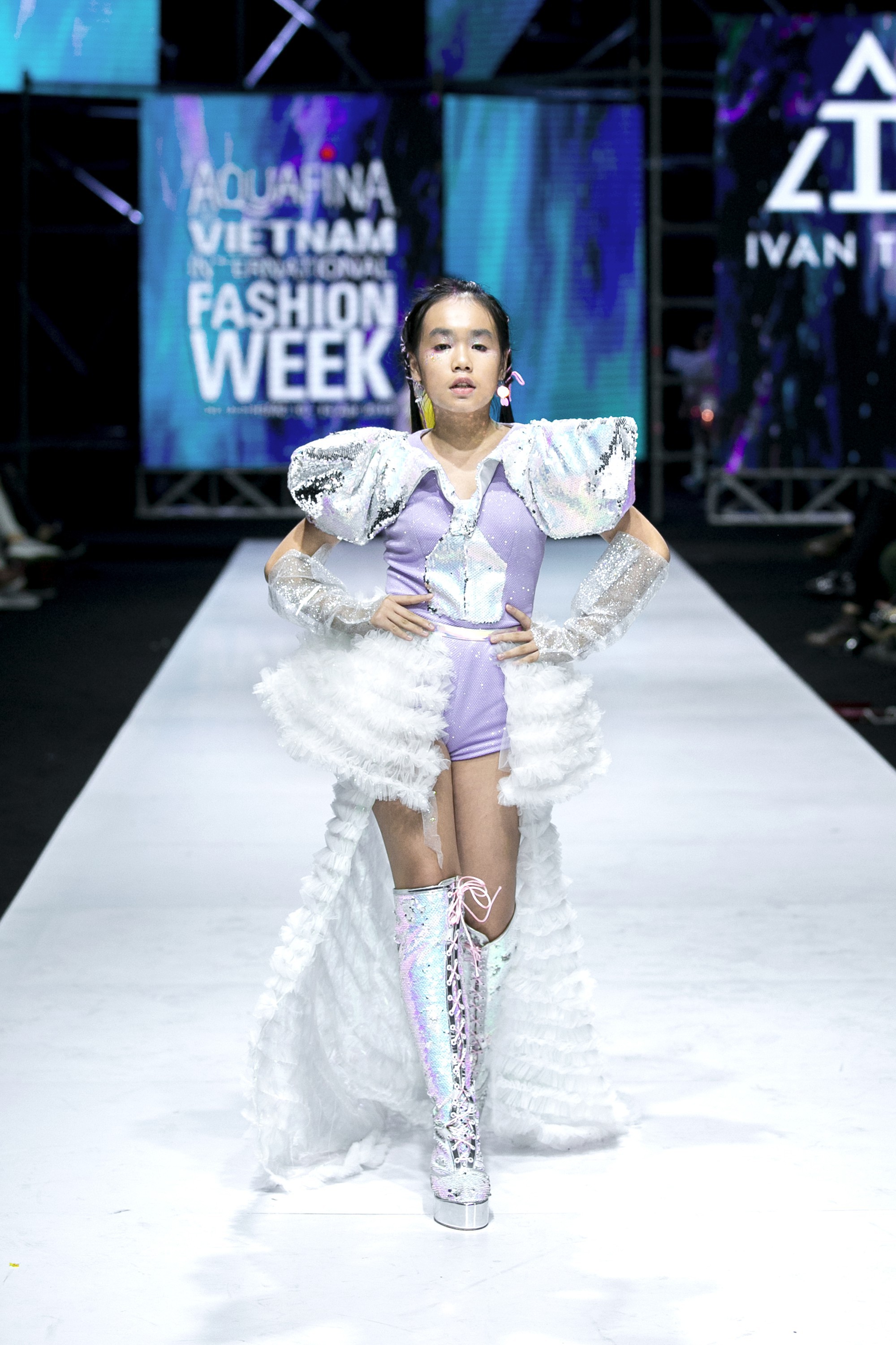 Sau ồn ào cát-xê giá khủng, Hoa hậu Hương Giang hóa thân thành nữ chiến binh sắc lạnh, gợi cảm tự tin làm vedette trong show thời trang - Ảnh 7. Sau ồn ào cát-xê giá khủng, Hoa hậu Hương Giang hóa thân thành nữ chiến binh sắc lạnh, gợi cảm tự tin làm vedette trong show thời trang - Ảnh 7.