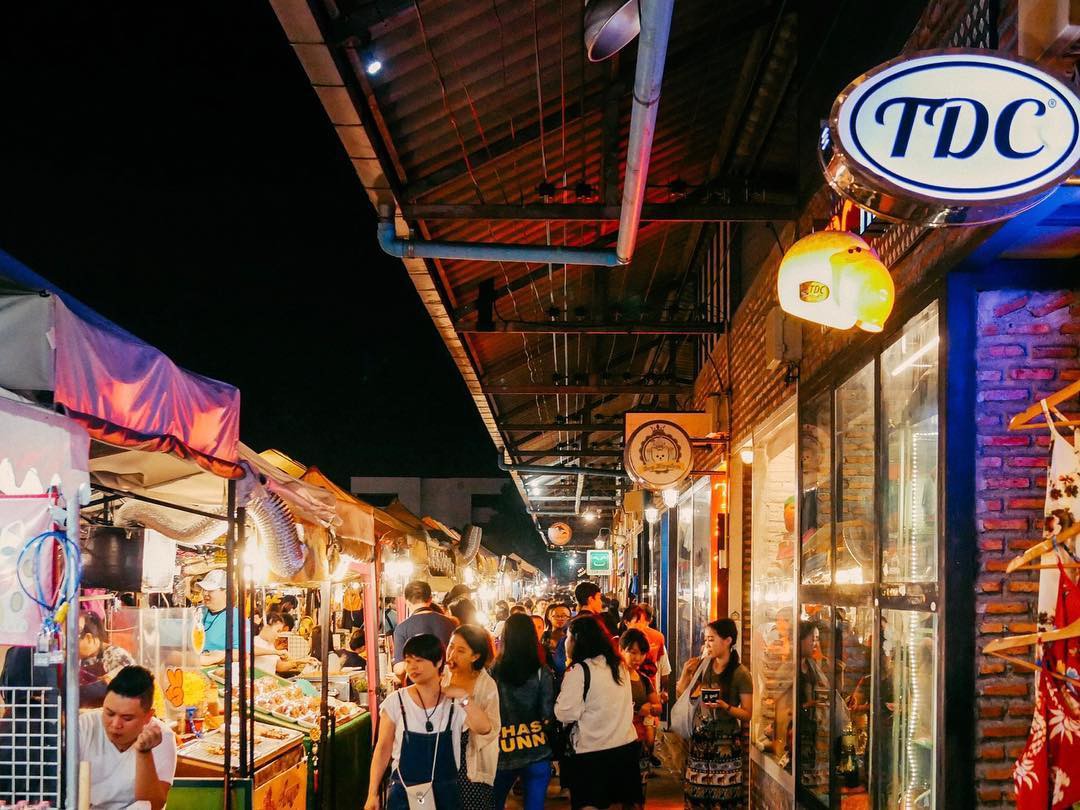 Quẩy nhiệt tình với Tết té nước Songkran xong đừng quên ghé qua khu chợ đêm nổi tiếng này ở Bangkok để ăn sập thế giới nhé! - Ảnh 7. Quẩy nhiệt tình với Tết té nước Songkran xong đừng quên ghé qua khu chợ đêm nổi tiếng này ở Bangkok để ăn sập thế giới nhé! - Ảnh 7.