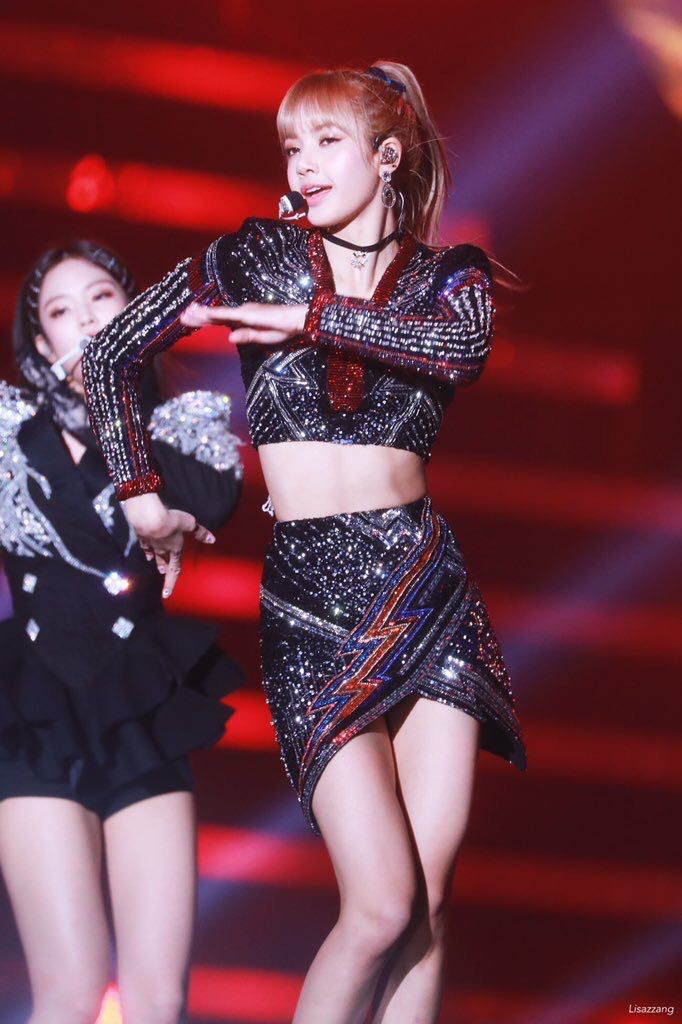 Diện váy trước Trương Ngọc Ánh, Lisa (Black Pink) sexy hơn hẳn nhờ công sáng tạo của stylist - Ảnh 4. Diện váy trước Trương Ngọc Ánh, Lisa (Black Pink) sexy hơn hẳn nhờ công sáng tạo của stylist - Ảnh 4.