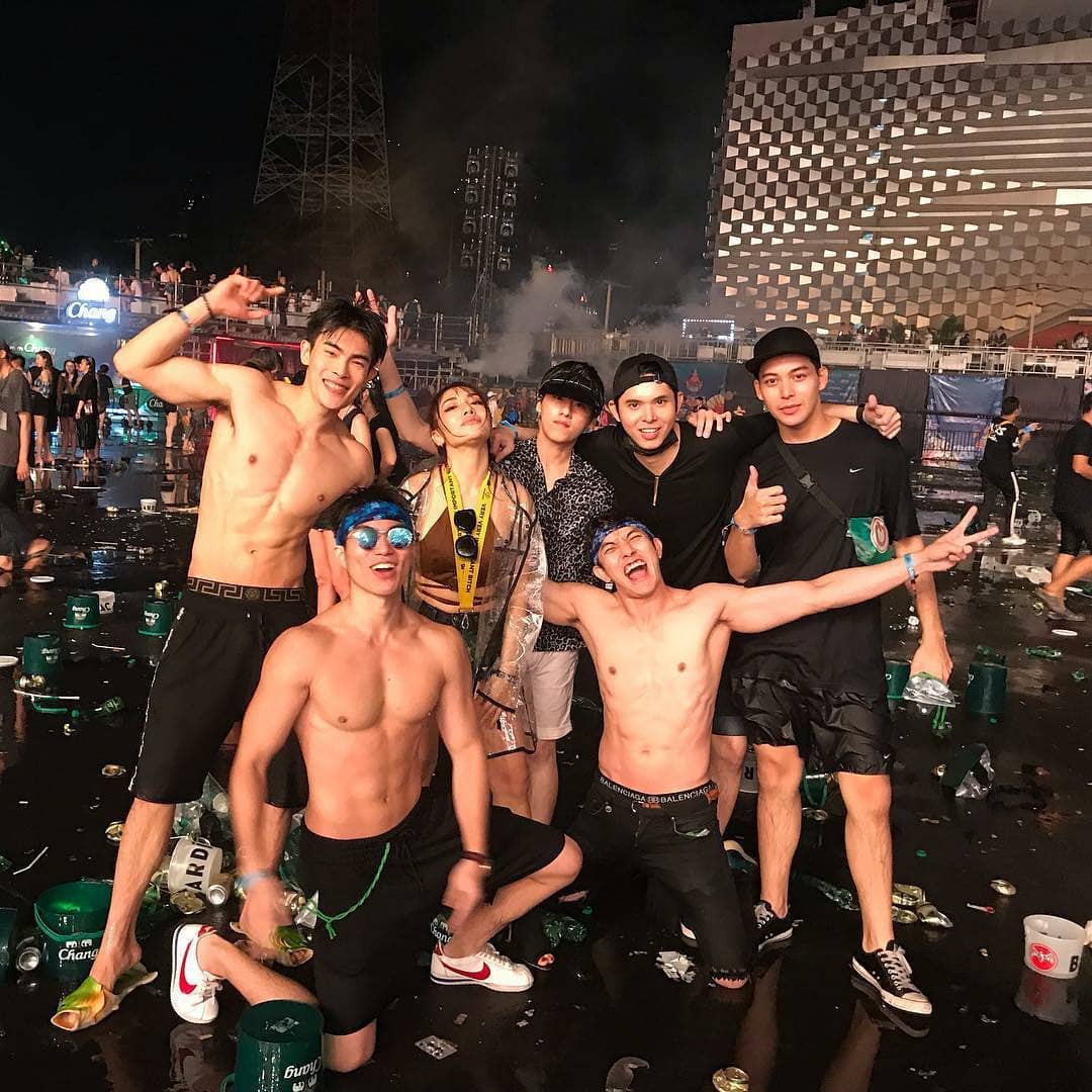 Dàn trai xinh gái đẹp hội tụ ở Songkran, nhìn thôi cũng biết lễ hội hot cỡ nào - Ảnh 11. Dàn trai xinh gái đẹp hội tụ ở Songkran, nhìn thôi cũng biết lễ hội hot cỡ nào - Ảnh 11.