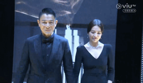 Khoảnh khắc Lưu Đức Hoa nói gà, Song Hye Kyo nói vịt trong Kim Tượng 38th khiến netizen cười quỳ! - Ảnh 2.