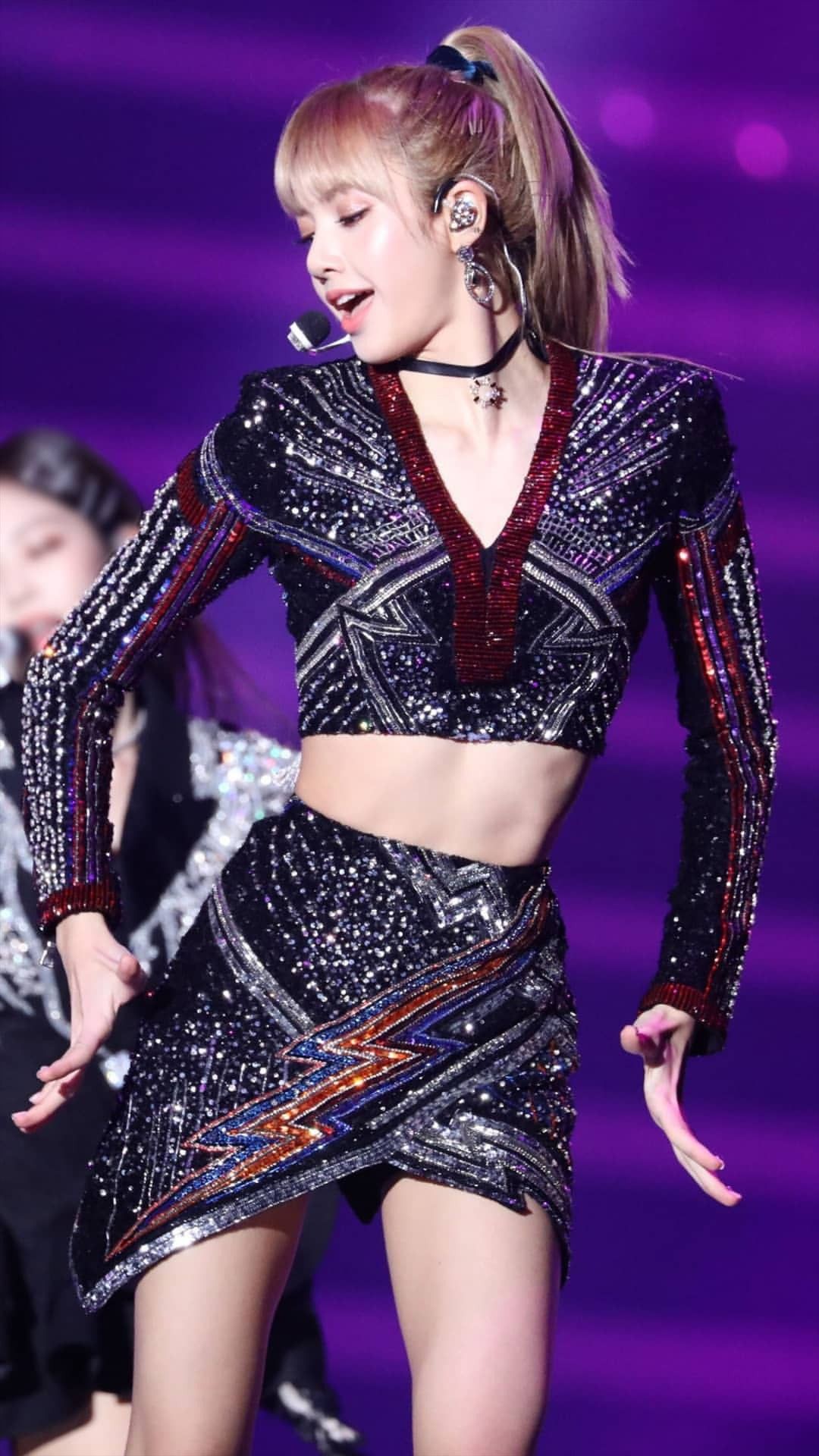 Diện váy trước Trương Ngọc Ánh, Lisa (Black Pink) sexy hơn hẳn nhờ công sáng tạo của stylist - Ảnh 5. Diện váy trước Trương Ngọc Ánh, Lisa (Black Pink) sexy hơn hẳn nhờ công sáng tạo của stylist - Ảnh 5.