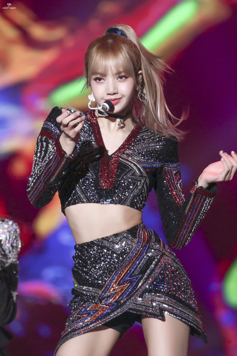 Diện váy trước Trương Ngọc Ánh, Lisa (Black Pink) sexy hơn hẳn nhờ công sáng tạo của stylist - Ảnh 3. Diện váy trước Trương Ngọc Ánh, Lisa (Black Pink) sexy hơn hẳn nhờ công sáng tạo của stylist - Ảnh 3.
