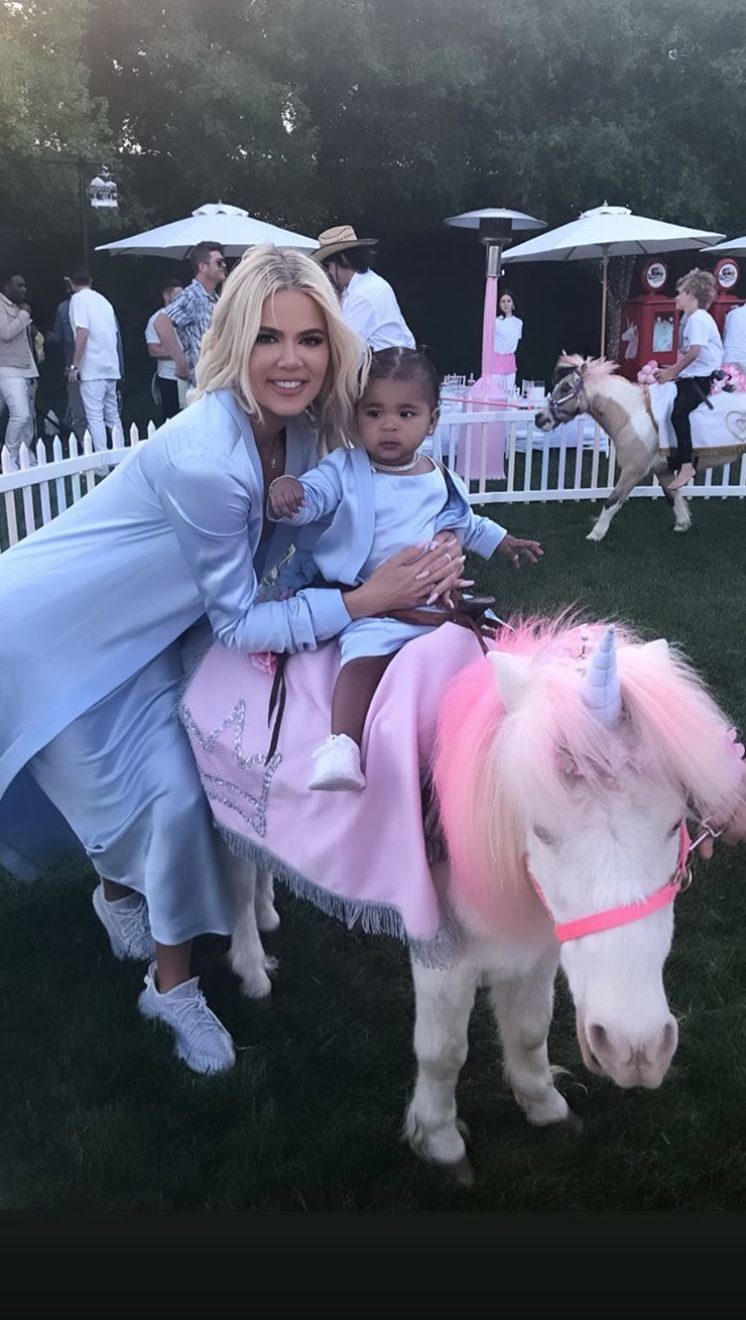 Tiệc sinh nhật 1 tuổi siêu xa xỉ của con gái Khloe: Quy tụ dàn nhóc tì nhà Kardashian, kẻ ngoại tình bất ngờ có mặt - Ảnh 2. Tiệc sinh nhật 1 tuổi siêu xa xỉ của con gái Khloe: Quy tụ dàn nhóc tì nhà Kardashian, kẻ ngoại tình bất ngờ có mặt - Ảnh 2.