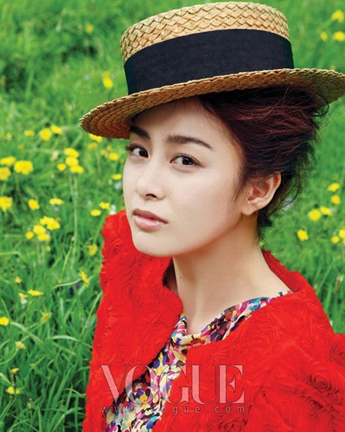 Vẻ đẹp của Kim Tae Hee: Từ nữ thần đại học đến biểu tượng nhan sắc, cả cái bóng phản chiếu trên tường cũng thừa sức gây sốt - Ảnh 14.
