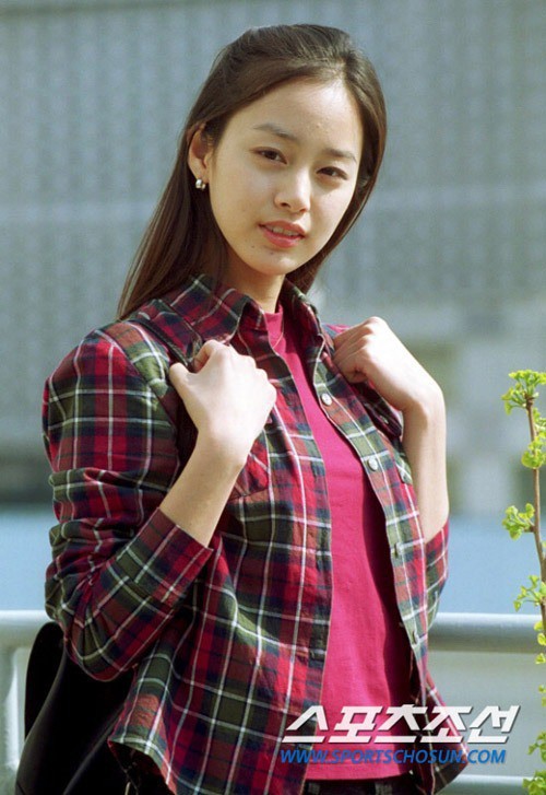 Vẻ đẹp của Kim Tae Hee: Từ nữ thần đại học đến biểu tượng nhan sắc, cả cái bóng phản chiếu trên tường cũng thừa sức gây sốt - Ảnh 3.
