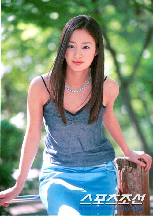 Vẻ đẹp của Kim Tae Hee: Từ nữ thần đại học đến biểu tượng nhan sắc, cả cái bóng phản chiếu trên tường cũng thừa sức gây sốt - Ảnh 4.