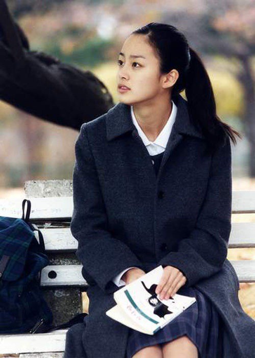 Vẻ đẹp của Kim Tae Hee: Từ nữ thần đại học đến biểu tượng nhan sắc, cả cái bóng phản chiếu trên tường cũng thừa sức gây sốt - Ảnh 5.