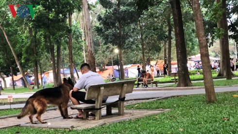 Kinh h&atilde;i ch&oacute; kh&ocirc;ng rọ m&otilde;m chạy r&ocirc;ng trong c&ocirc;ng vi&ecirc;n Thống Nhất - Ảnh 10.