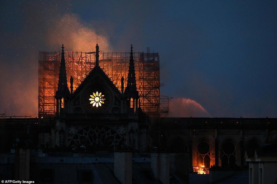 Những hình ảnh thảm khốc khi ngọn lửa lớn tàn phá Nhà thờ Đức Bà Paris tối 15/4 - Ảnh 18.