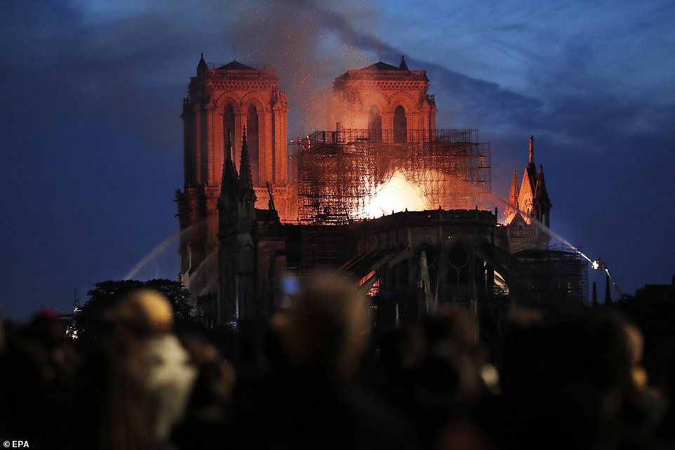 Những hình ảnh thảm khốc khi ngọn lửa lớn tàn phá Nhà thờ Đức Bà Paris tối 15/4 - Ảnh 20.