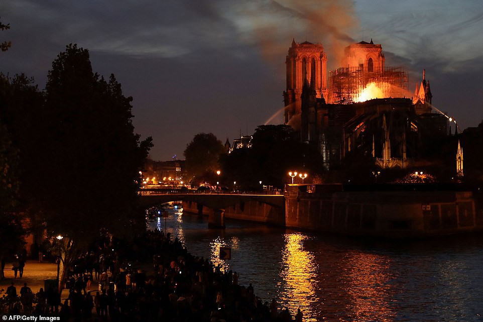 Những hình ảnh thảm khốc khi ngọn lửa lớn tàn phá Nhà thờ Đức Bà Paris tối 15/4 - Ảnh 15.