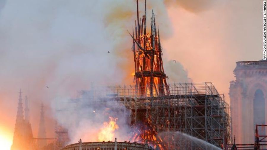 Trước khi sụp đổ một phần vì vụ cháy chấn động, Nhà thờ Đức Bà ở Paris từng là biểu tượng bình yên của cả nước Pháp - Ảnh 3. Trước khi sụp đổ một phần vì vụ cháy chấn động, Nhà thờ Đức Bà ở Paris từng là biểu tượng bình yên của cả nước Pháp - Ảnh 3.