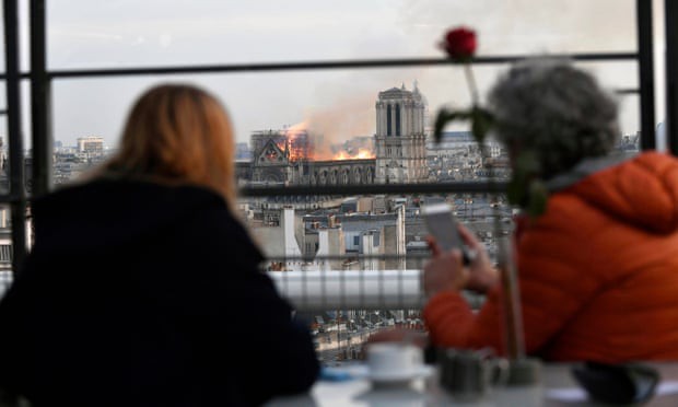 Người dân đau đớn nhìn ngọn lửa dữ dội trước mắt: Paris mà không có Nhà thờ Đức Bà thì không còn là Paris nữa - Ảnh 7.