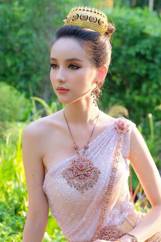 Yoshi diện quốc phục Thái, khoe vẻ ngoài tuyệt sắc xứng danh nữ thần tại Songkran 2019 - Ảnh 2.