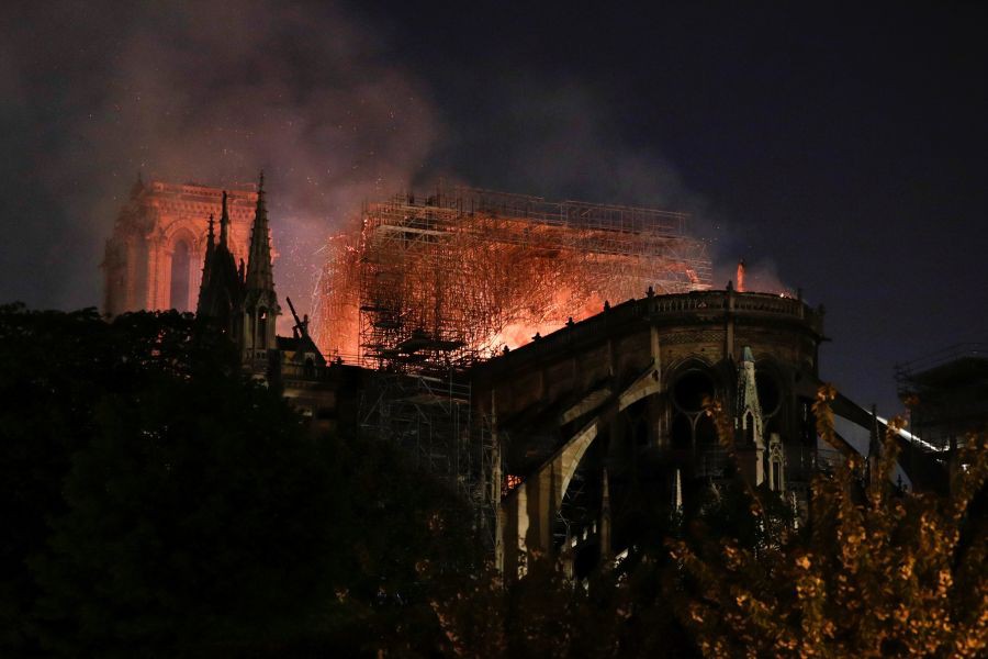 Những hình ảnh thảm khốc khi ngọn lửa lớn tàn phá Nhà thờ Đức Bà Paris tối 15/4 - Ảnh 16.