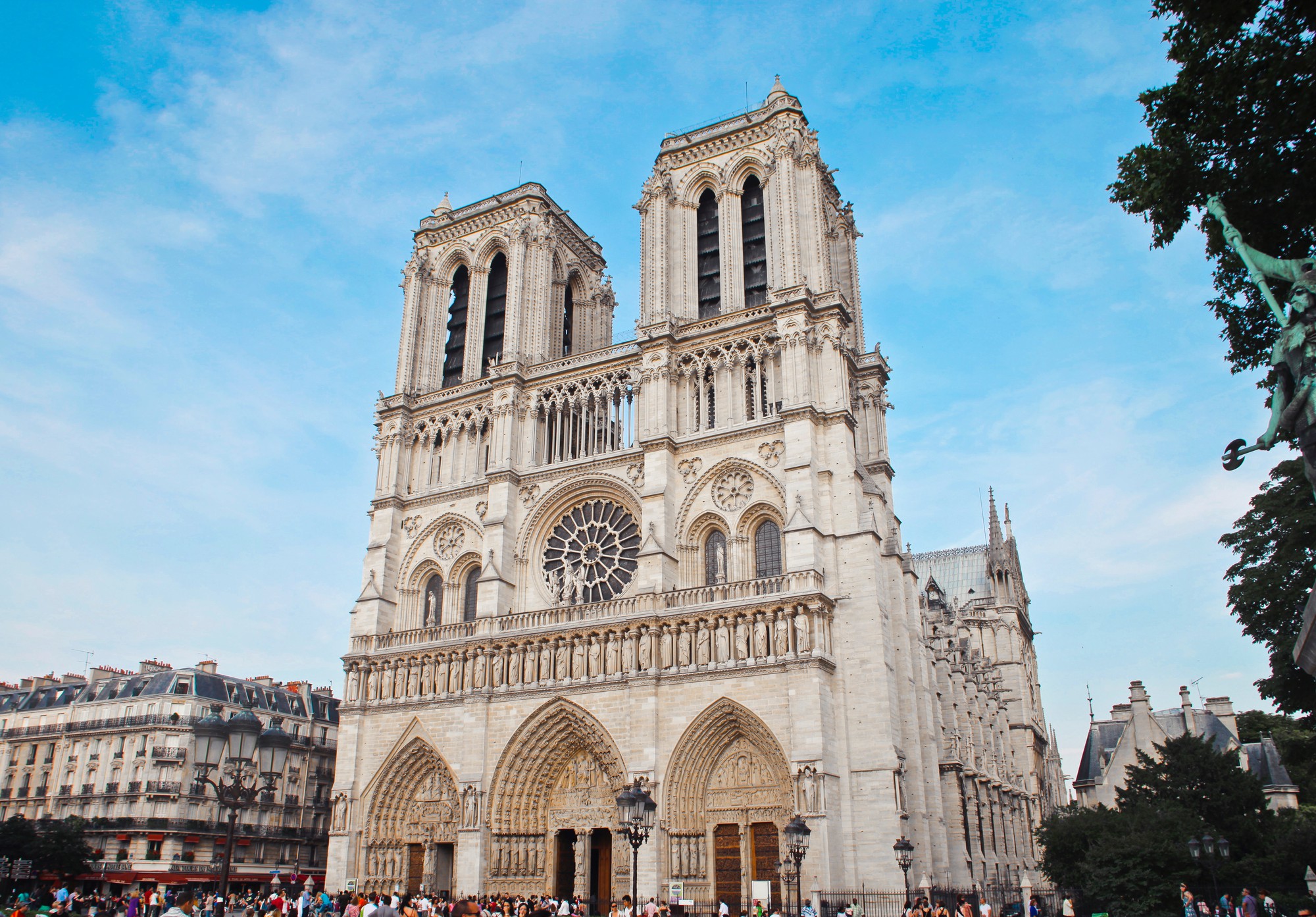 Trước khi sụp đổ một phần vì vụ cháy chấn động, Nhà thờ Đức Bà ở Paris từng là biểu tượng bình yên của cả nước Pháp - Ảnh 5. Trước khi sụp đổ một phần vì vụ cháy chấn động, Nhà thờ Đức Bà ở Paris từng là biểu tượng bình yên của cả nước Pháp - Ảnh 5.