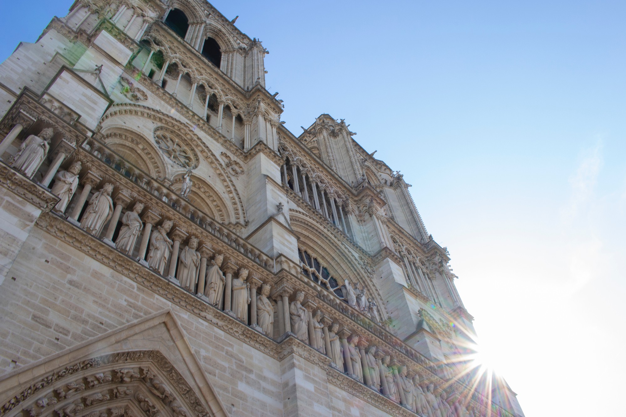 Trước khi sụp đổ một phần vì vụ cháy chấn động, Nhà thờ Đức Bà ở Paris từng là biểu tượng bình yên của cả nước Pháp - Ảnh 8. Trước khi sụp đổ một phần vì vụ cháy chấn động, Nhà thờ Đức Bà ở Paris từng là biểu tượng bình yên của cả nước Pháp - Ảnh 8.