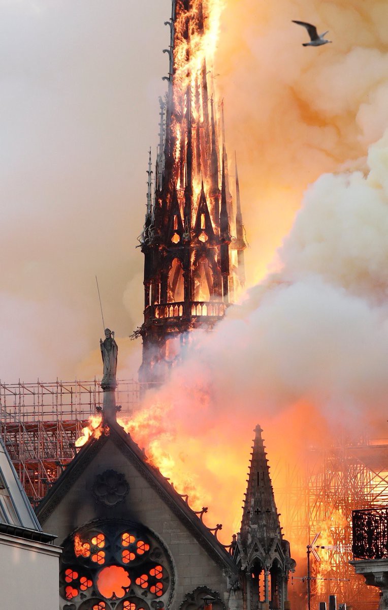 Những hình ảnh thảm khốc khi ngọn lửa lớn tàn phá Nhà thờ Đức Bà Paris tối 15/4 - Ảnh 7.