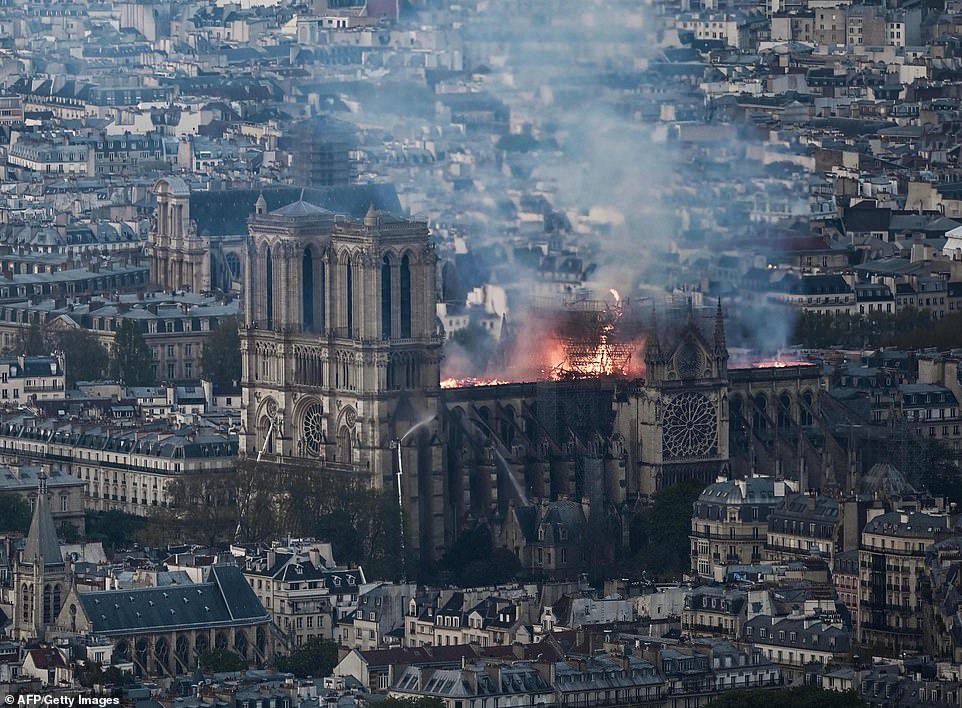 Những hình ảnh thảm khốc khi ngọn lửa lớn tàn phá Nhà thờ Đức Bà Paris tối 15/4 - Ảnh 6.