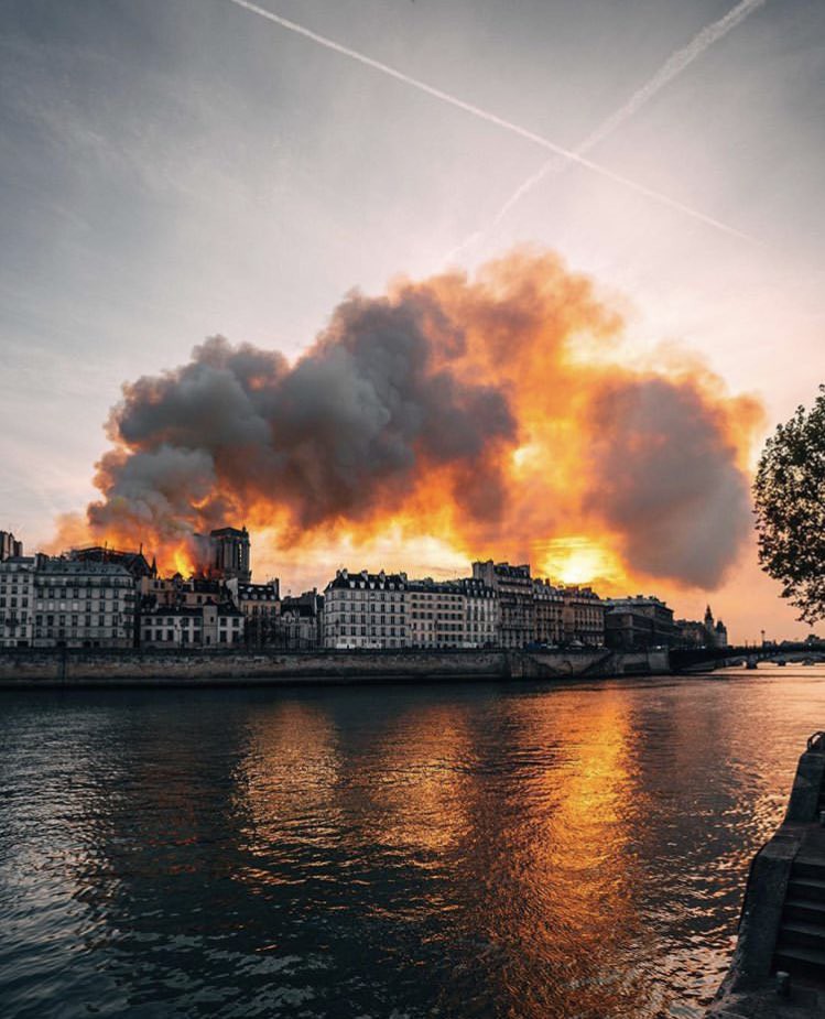 Những hình ảnh thảm khốc khi ngọn lửa lớn tàn phá Nhà thờ Đức Bà Paris tối 15/4 - Ảnh 5.