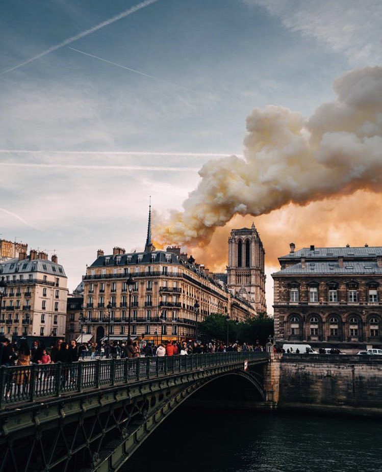 Những hình ảnh thảm khốc khi ngọn lửa lớn tàn phá Nhà thờ Đức Bà Paris tối 15/4 - Ảnh 3.