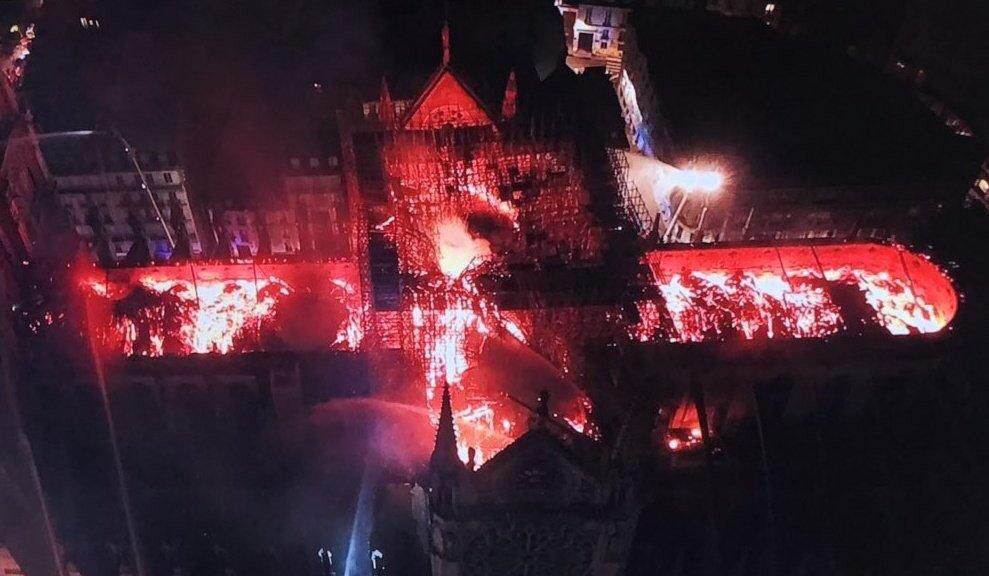 Những hình ảnh thảm khốc khi ngọn lửa lớn tàn phá Nhà thờ Đức Bà Paris tối 15/4 - Ảnh 21.