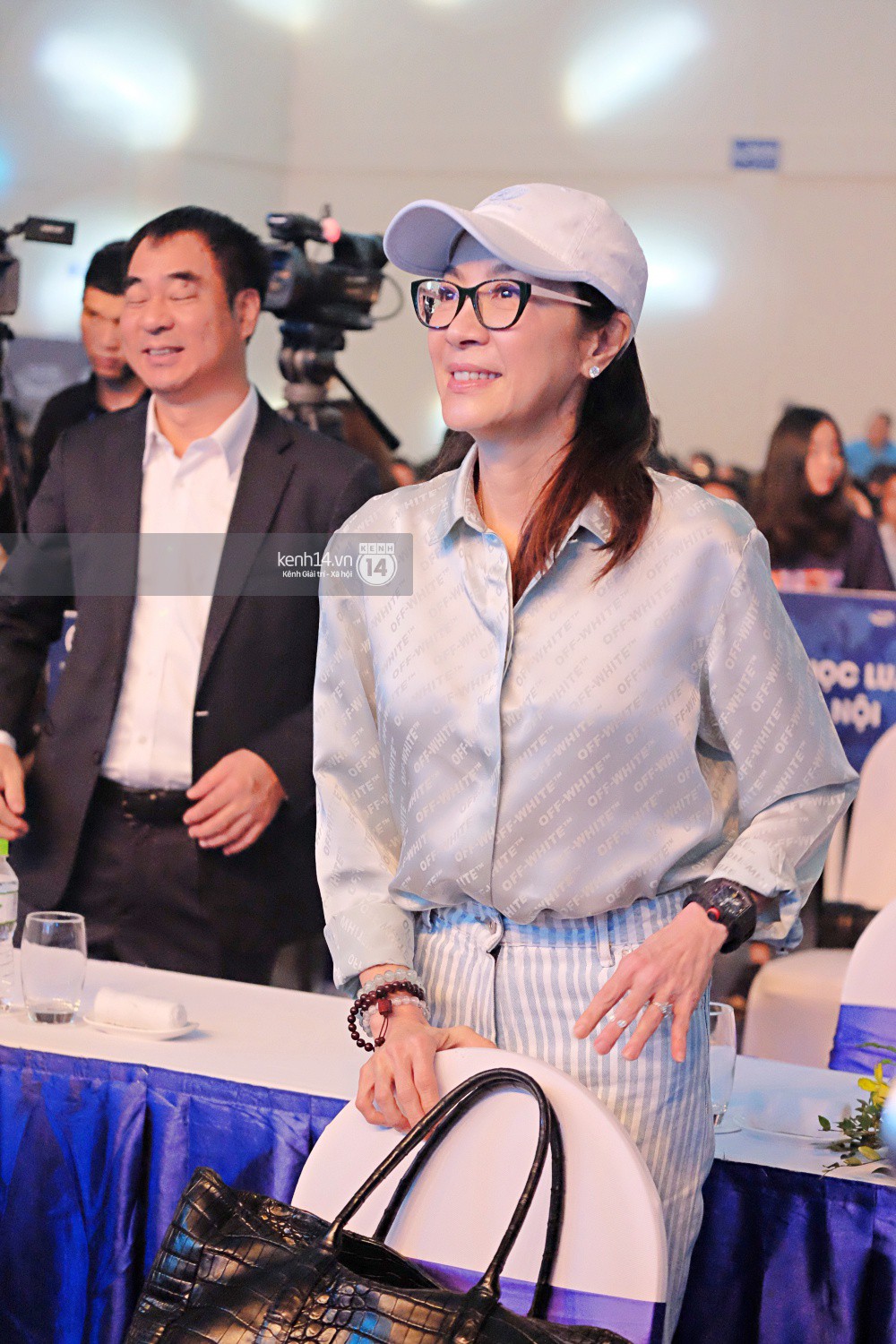 Nữ minh tinh Crazy Rich Asians Dương Tử Quỳnh xuất hiện rạng rỡ bên chồng, Min và Erik cực nhiệt tại sự kiện ở Hà Nội - Ảnh 2. Nữ minh tinh Crazy Rich Asians Dương Tử Quỳnh xuất hiện rạng rỡ bên chồng, Min và Erik cực nhiệt tại sự kiện ở Hà Nội - Ảnh 2.
