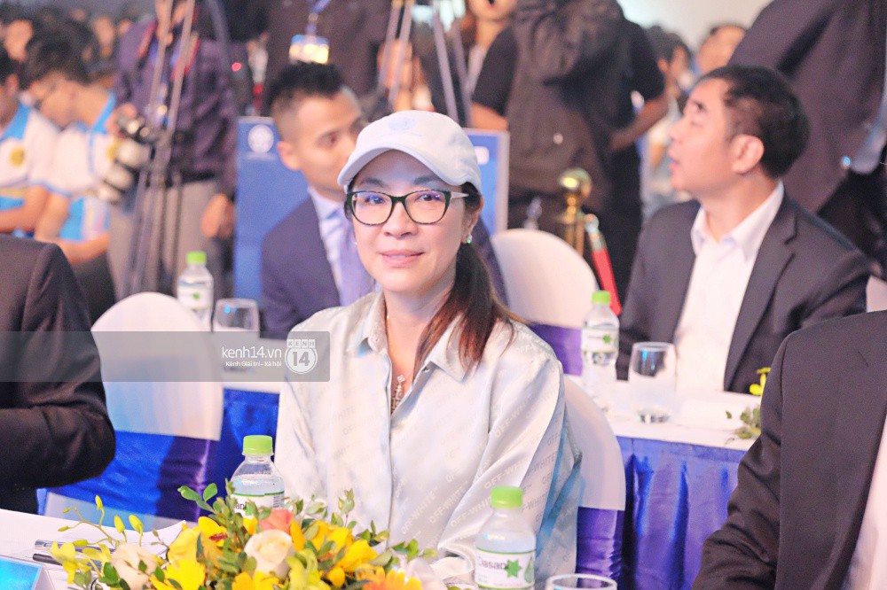 Nữ minh tinh Crazy Rich Asians Dương Tử Quỳnh xuất hiện rạng rỡ bên chồng, Min và Erik cực nhiệt tại sự kiện ở Hà Nội - Ảnh 7. Nữ minh tinh Crazy Rich Asians Dương Tử Quỳnh xuất hiện rạng rỡ bên chồng, Min và Erik cực nhiệt tại sự kiện ở Hà Nội - Ảnh 7.