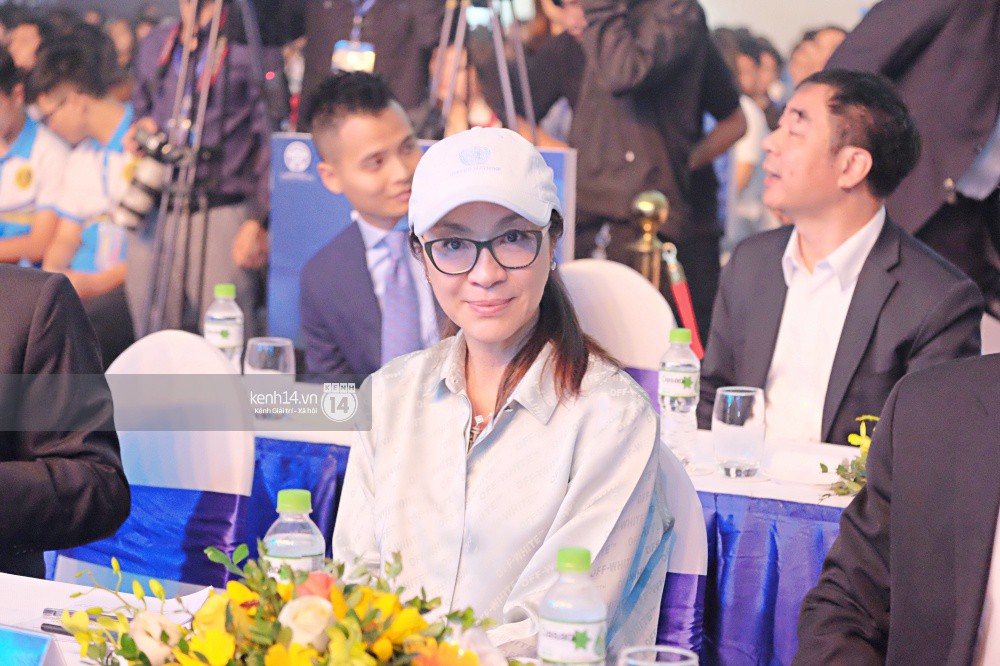 Nữ minh tinh Crazy Rich Asians Dương Tử Quỳnh xuất hiện rạng rỡ bên chồng, Min và Erik cực nhiệt tại sự kiện ở Hà Nội - Ảnh 8. Nữ minh tinh Crazy Rich Asians Dương Tử Quỳnh xuất hiện rạng rỡ bên chồng, Min và Erik cực nhiệt tại sự kiện ở Hà Nội - Ảnh 8.