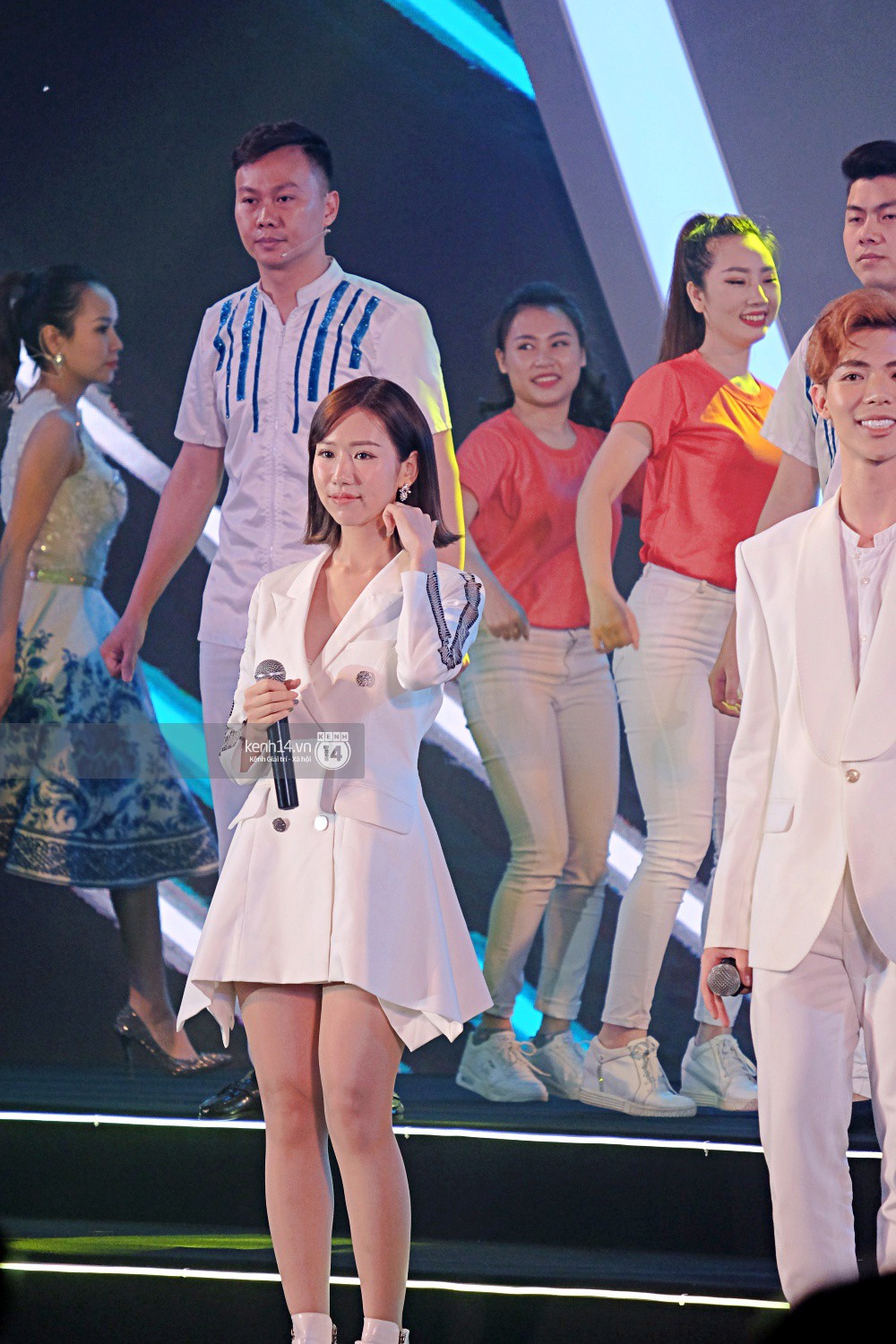 Nữ minh tinh Crazy Rich Asians Dương Tử Quỳnh xuất hiện rạng rỡ bên chồng, Min và Erik cực nhiệt tại sự kiện ở Hà Nội - Ảnh 14. Nữ minh tinh Crazy Rich Asians Dương Tử Quỳnh xuất hiện rạng rỡ bên chồng, Min và Erik cực nhiệt tại sự kiện ở Hà Nội - Ảnh 14.