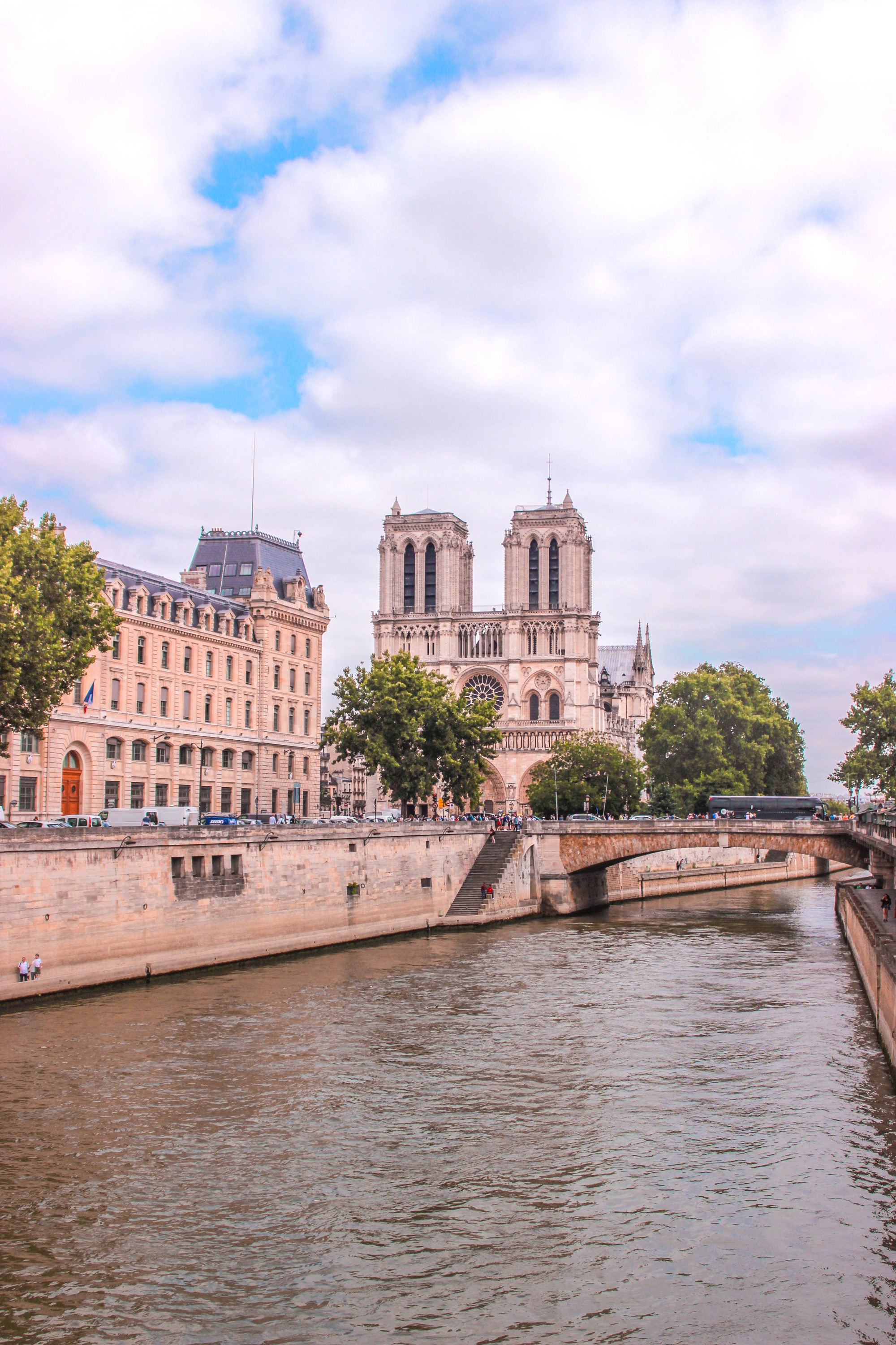 Trước khi sụp đổ một phần vì vụ cháy chấn động, Nhà thờ Đức Bà ở Paris từng là biểu tượng bình yên của cả nước Pháp - Ảnh 11. Trước khi sụp đổ một phần vì vụ cháy chấn động, Nhà thờ Đức Bà ở Paris từng là biểu tượng bình yên của cả nước Pháp - Ảnh 11.