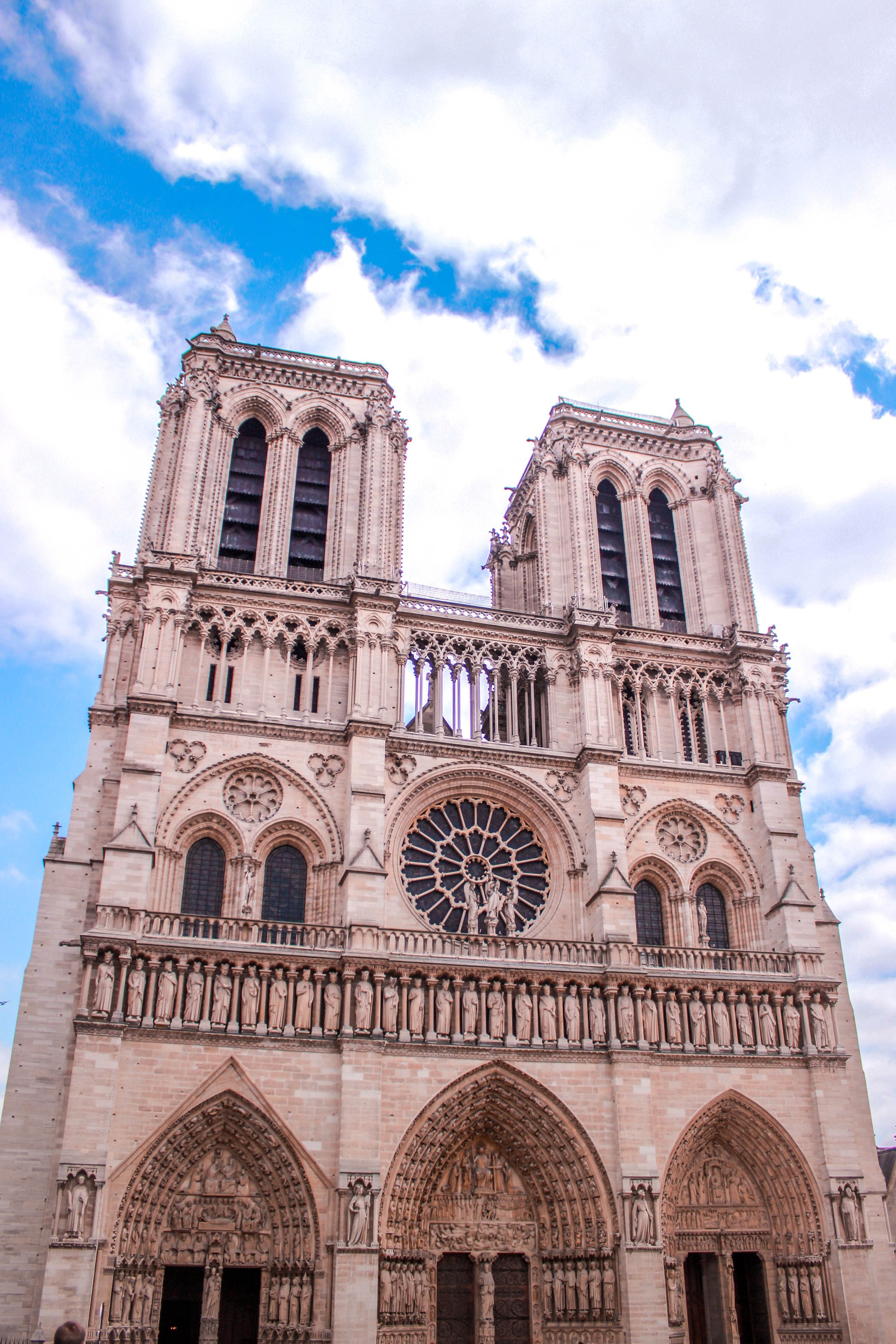 Trước khi sụp đổ một phần vì vụ cháy chấn động, Nhà thờ Đức Bà ở Paris từng là biểu tượng bình yên của cả nước Pháp - Ảnh 7. Trước khi sụp đổ một phần vì vụ cháy chấn động, Nhà thờ Đức Bà ở Paris từng là biểu tượng bình yên của cả nước Pháp - Ảnh 7.