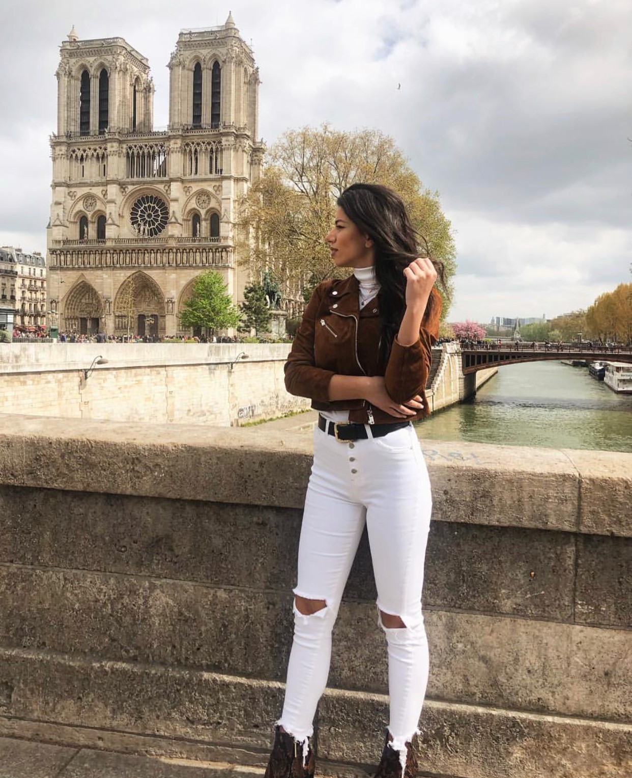 Trước khi sụp đổ một phần vì vụ cháy chấn động, Nhà thờ Đức Bà ở Paris từng là biểu tượng bình yên của cả nước Pháp - Ảnh 13. Trước khi sụp đổ một phần vì vụ cháy chấn động, Nhà thờ Đức Bà ở Paris từng là biểu tượng bình yên của cả nước Pháp - Ảnh 13.