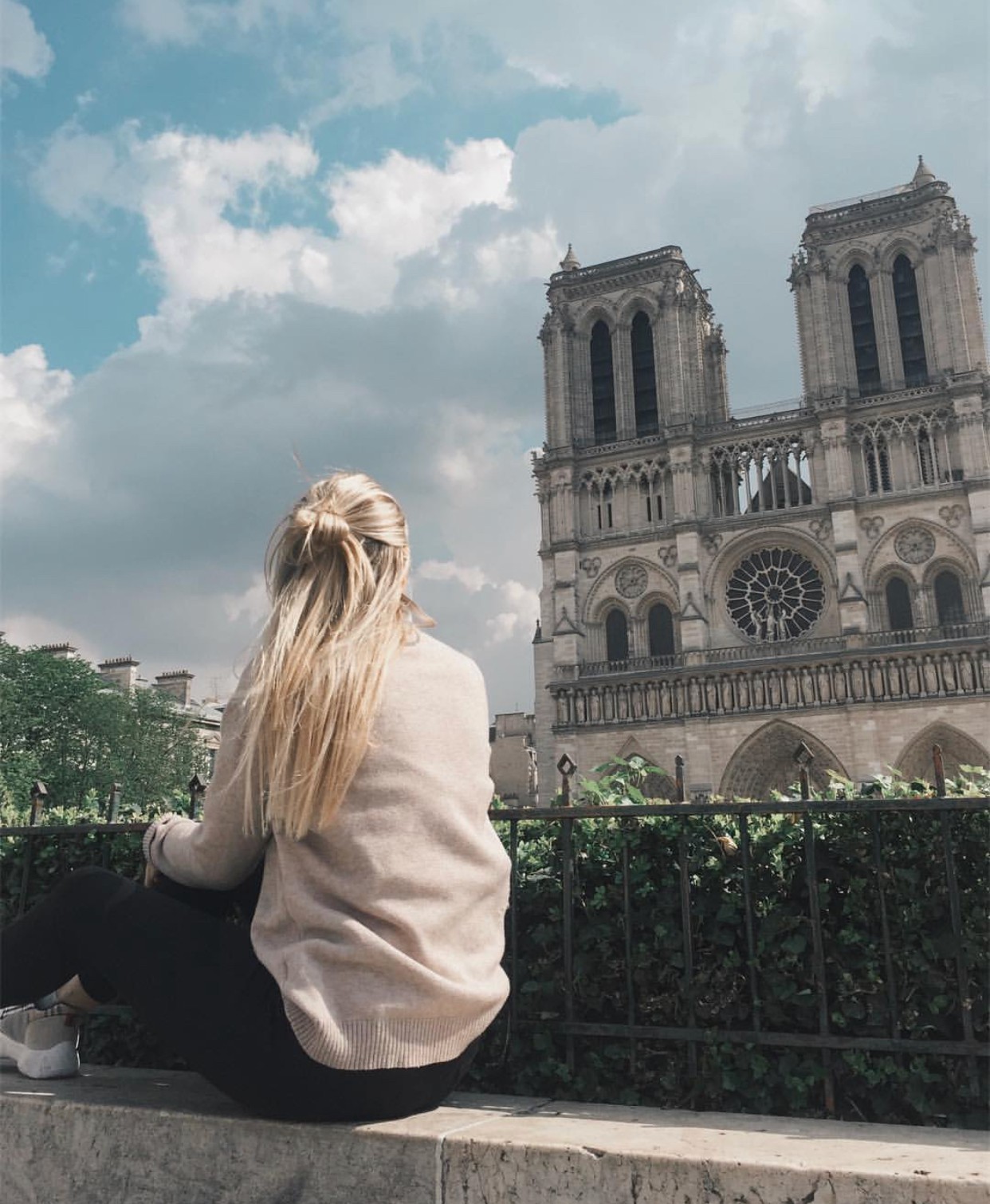 Trước khi sụp đổ một phần vì vụ cháy chấn động, Nhà thờ Đức Bà ở Paris từng là biểu tượng bình yên của cả nước Pháp - Ảnh 14. Trước khi sụp đổ một phần vì vụ cháy chấn động, Nhà thờ Đức Bà ở Paris từng là biểu tượng bình yên của cả nước Pháp - Ảnh 14.