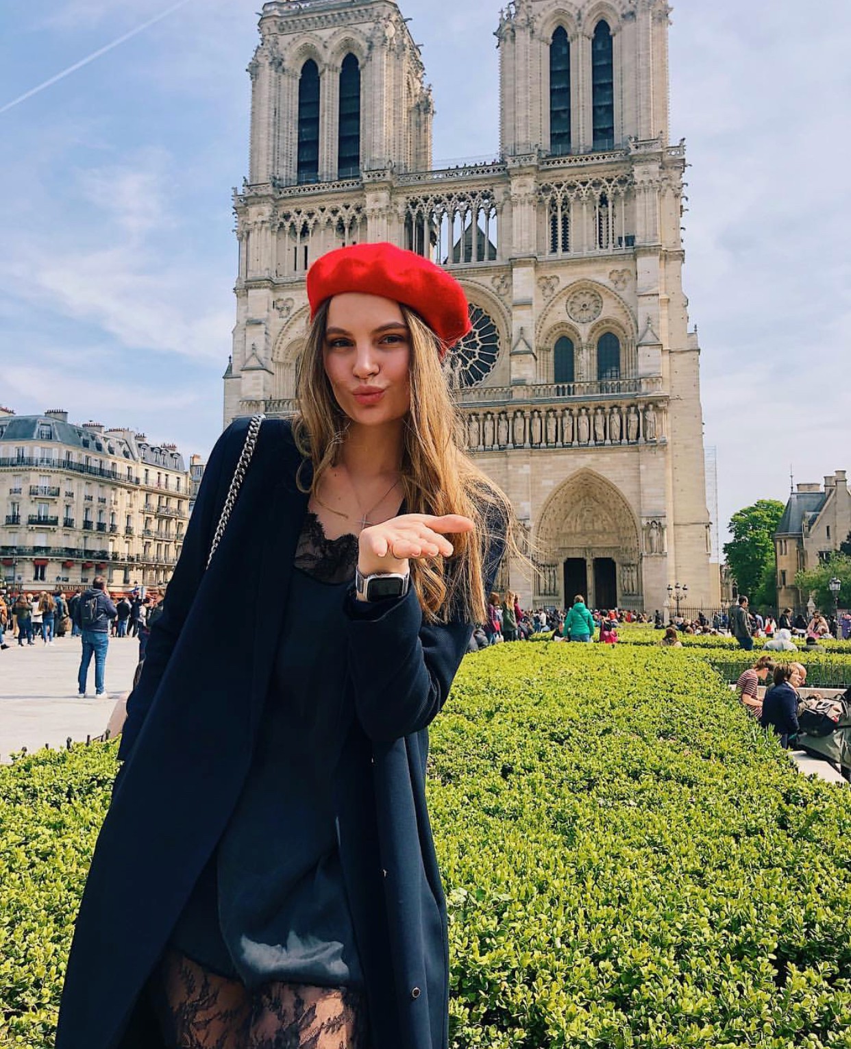 Trước khi sụp đổ một phần vì vụ cháy chấn động, Nhà thờ Đức Bà ở Paris từng là biểu tượng bình yên của cả nước Pháp - Ảnh 15. Trước khi sụp đổ một phần vì vụ cháy chấn động, Nhà thờ Đức Bà ở Paris từng là biểu tượng bình yên của cả nước Pháp - Ảnh 15.