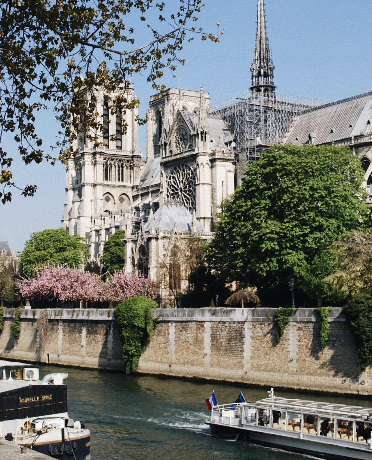 Trước khi sụp đổ một phần vì vụ cháy chấn động, Nhà thờ Đức Bà ở Paris từng là biểu tượng bình yên của cả nước Pháp - Ảnh 10. Trước khi sụp đổ một phần vì vụ cháy chấn động, Nhà thờ Đức Bà ở Paris từng là biểu tượng bình yên của cả nước Pháp - Ảnh 10.
