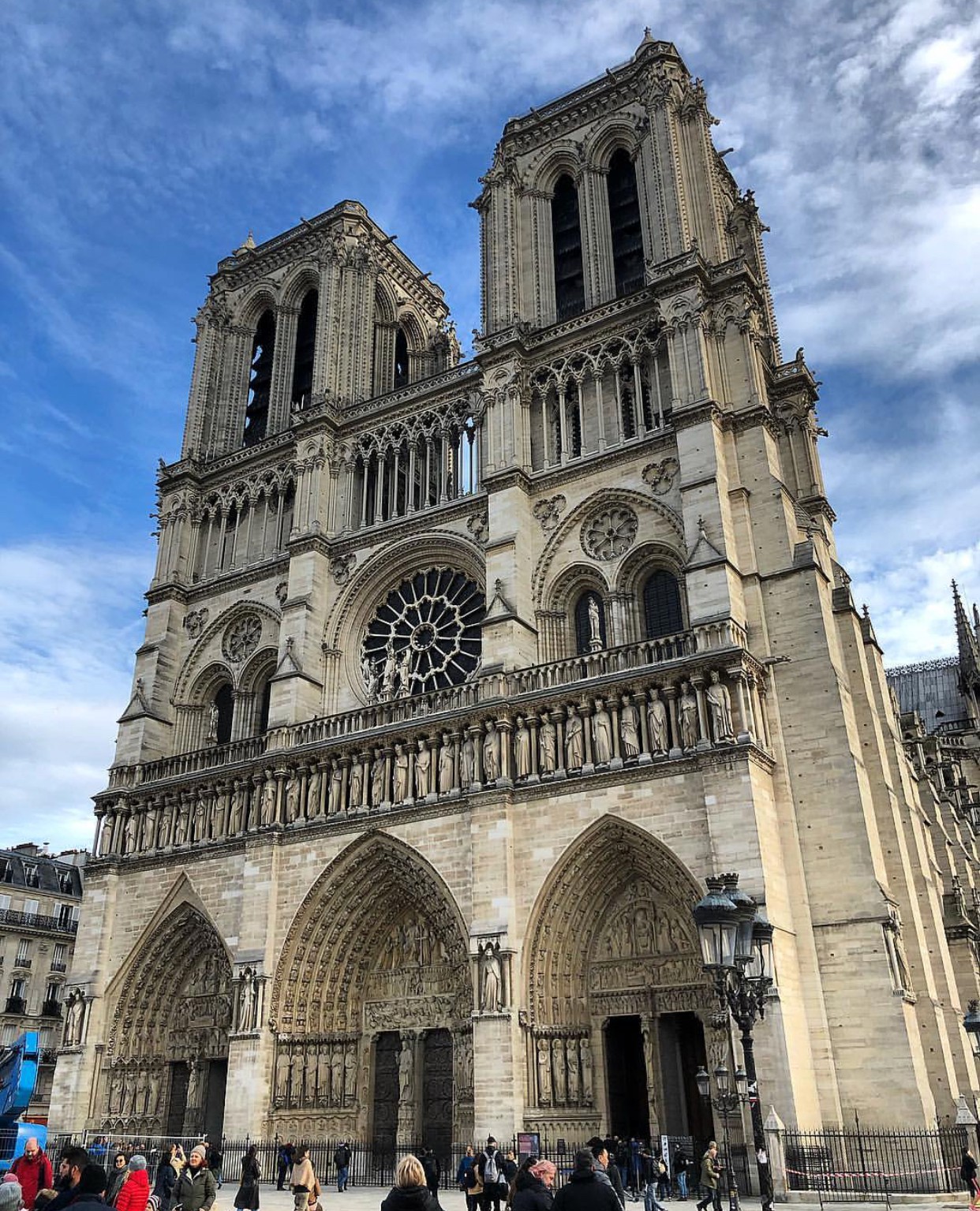 Trước khi sụp đổ một phần vì vụ cháy chấn động, Nhà thờ Đức Bà ở Paris từng là biểu tượng bình yên của cả nước Pháp - Ảnh 6. Trước khi sụp đổ một phần vì vụ cháy chấn động, Nhà thờ Đức Bà ở Paris từng là biểu tượng bình yên của cả nước Pháp - Ảnh 6.