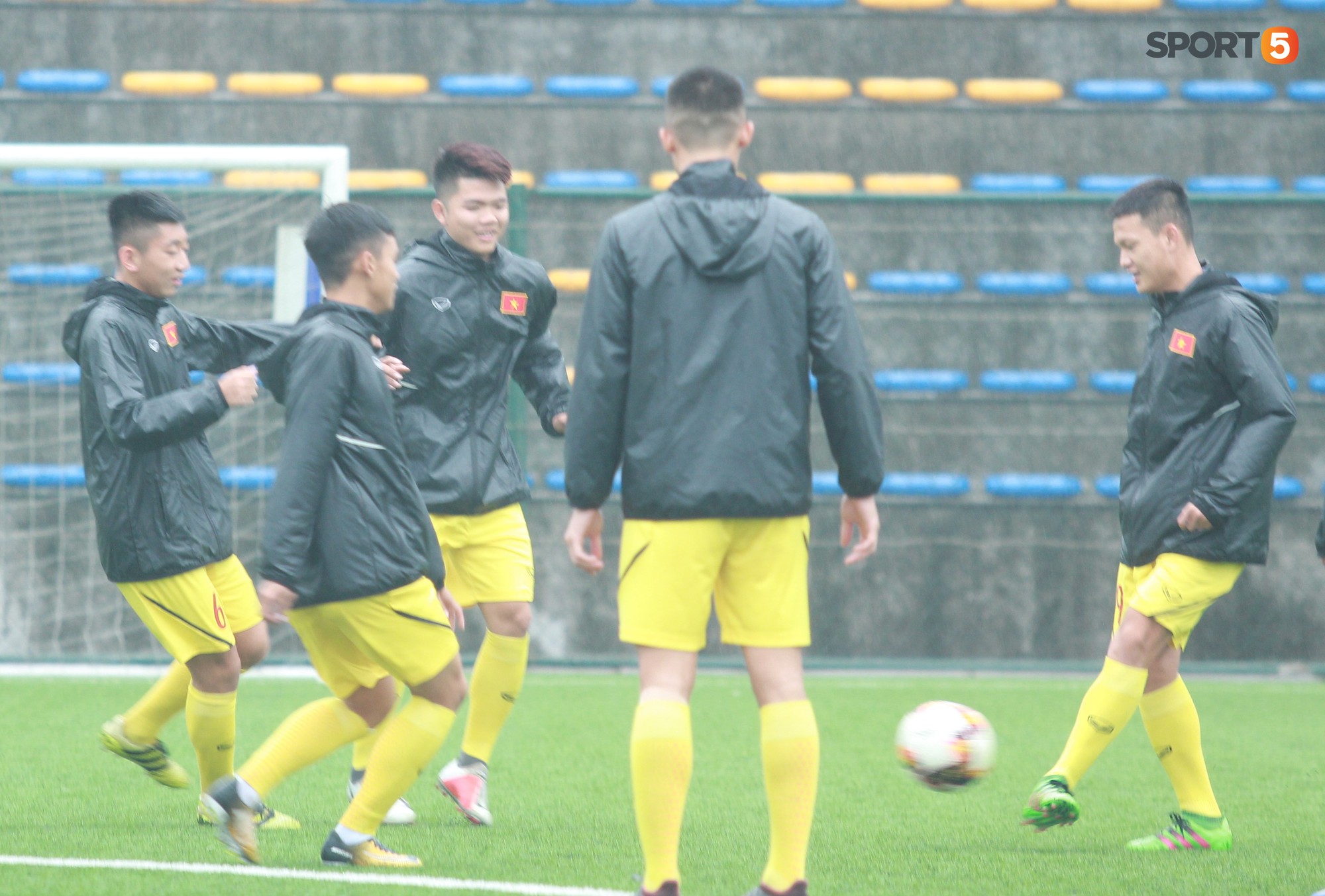 Cầu thủ U18 Việt Nam nhăn nhó vì những bài tập cực nặng của HLV Hoàng Anh Tuấn - Ảnh 4. Cầu thủ U18 Việt Nam nhăn nhó vì những bài tập cực nặng của HLV Hoàng Anh Tuấn - Ảnh 4.