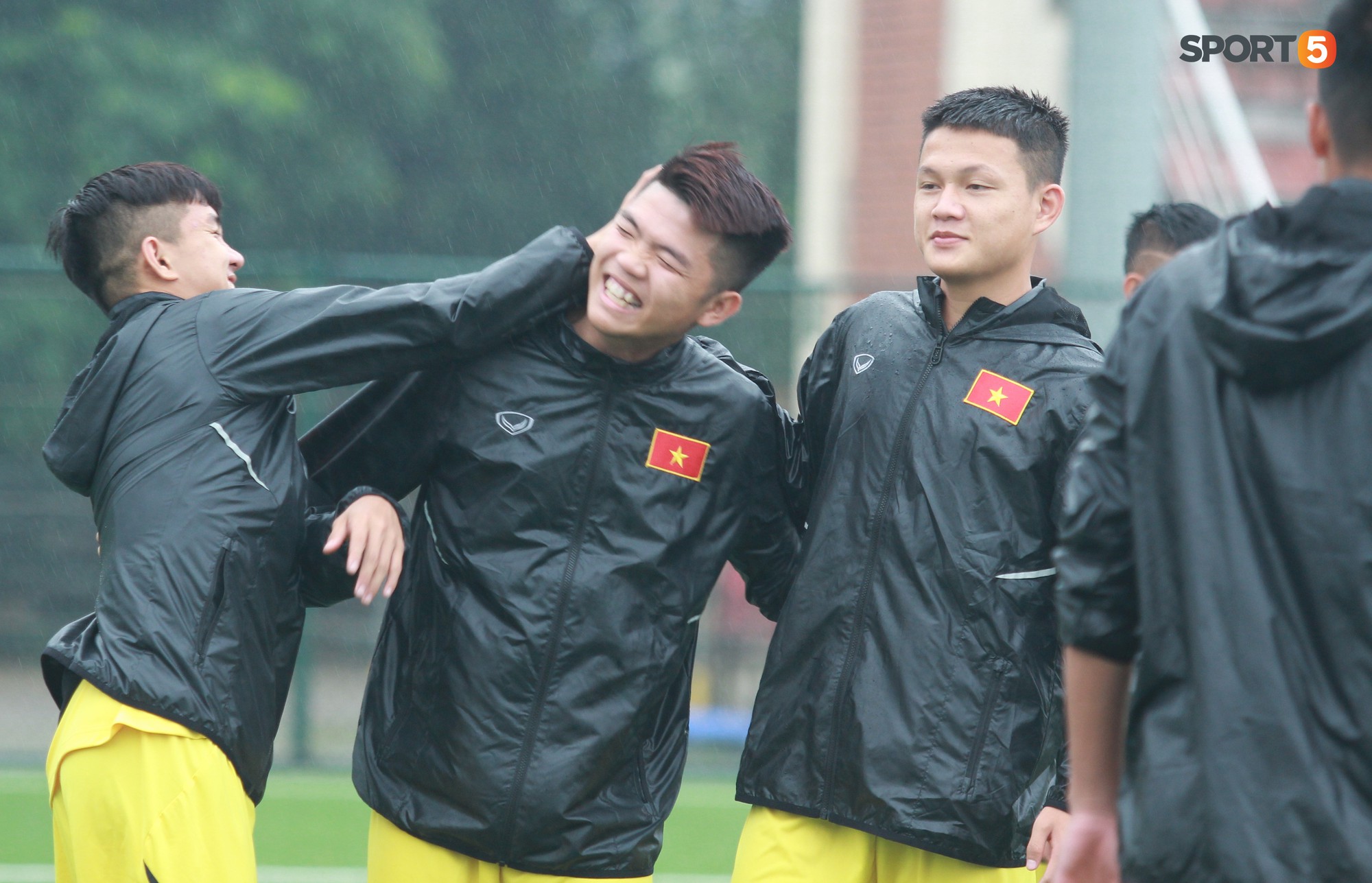 Cầu thủ U18 Việt Nam nhăn nhó vì những bài tập cực nặng của HLV Hoàng Anh Tuấn - Ảnh 2. Cầu thủ U18 Việt Nam nhăn nhó vì những bài tập cực nặng của HLV Hoàng Anh Tuấn - Ảnh 2.
